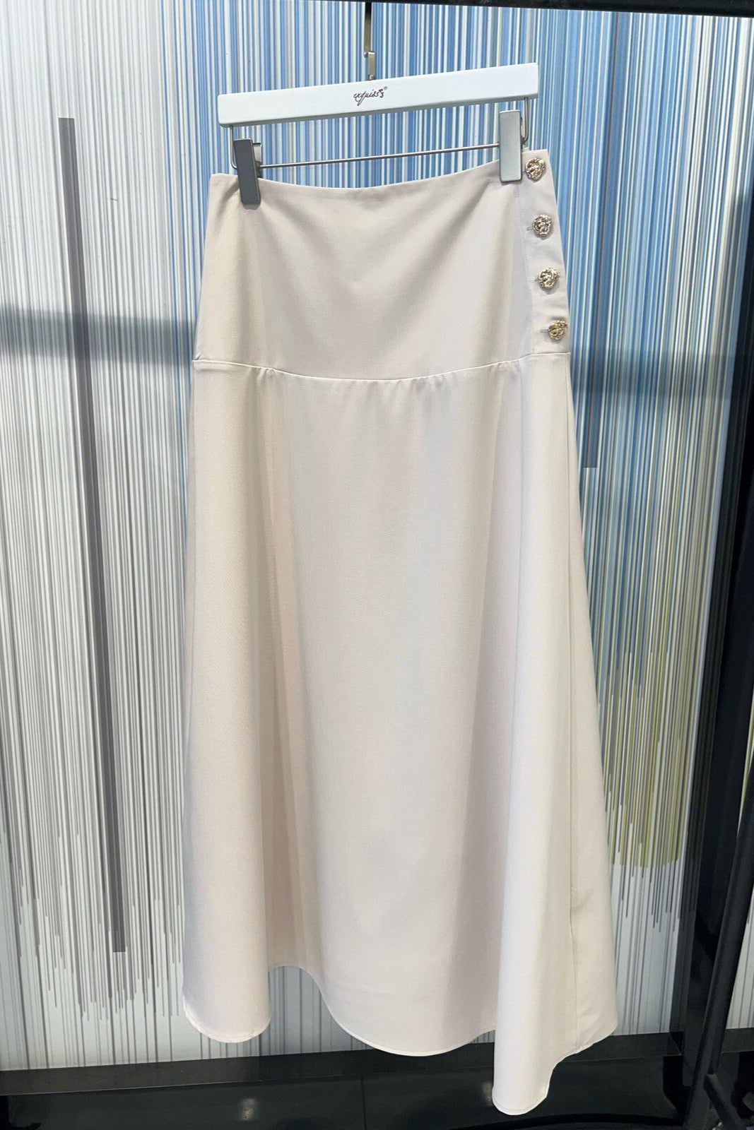 jupe-midi-fluide-avec-boutons_beige_