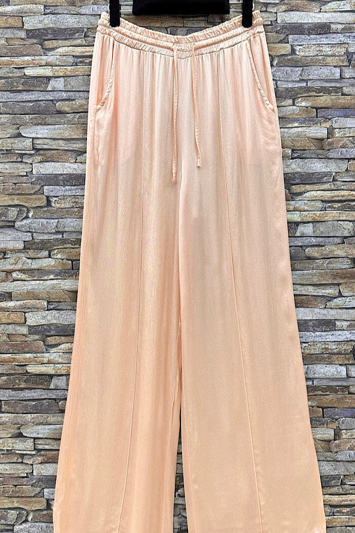 pantalon-amy-large-fluide-et-romantique-viscose-satinee-avec-poches-avant_saumon